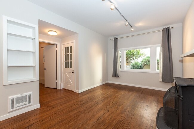 Photo - Pacific Heights: Remodeled Garden Apartment w/ Shared Patio One Block from the Presidio Unidad 2140 Lyon St.