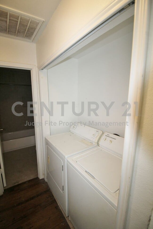 Photo - Charming 3/2 Home Situated on Corner Lot in Dallas For Rent!
