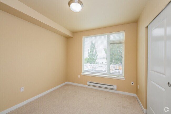 1BR, 1BA - 689SF - Bedroom