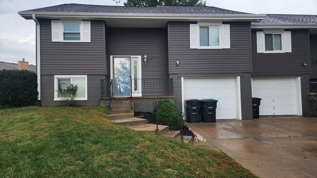 Building Photo - Ben Inc Duplexes - Scwalb Realty Unit 3511S135