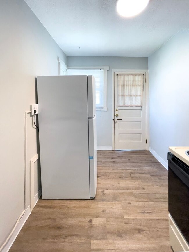 Photo - Preleasing for August 2026!! Studio Apartment Near Ball State's Campus & The Village! Unidad 05