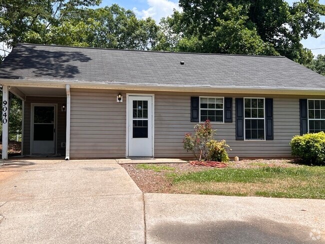Building Photo - Available NOW! Rental