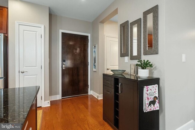 Photo - 1418 N Rhodes St Unit B423