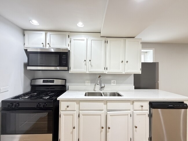 Photo - 947 N Wolcott Ave Unit J02P