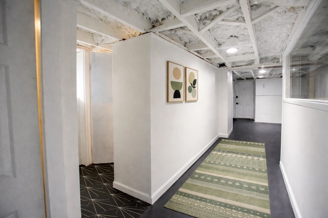 Pasillo para flexibilizar y baño - 1713 E Main St