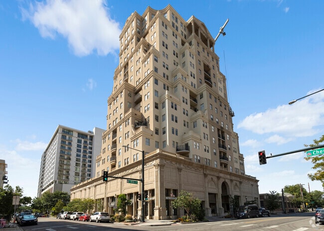 Building Photo - 300 W 11th Ave Unit 4F Rental