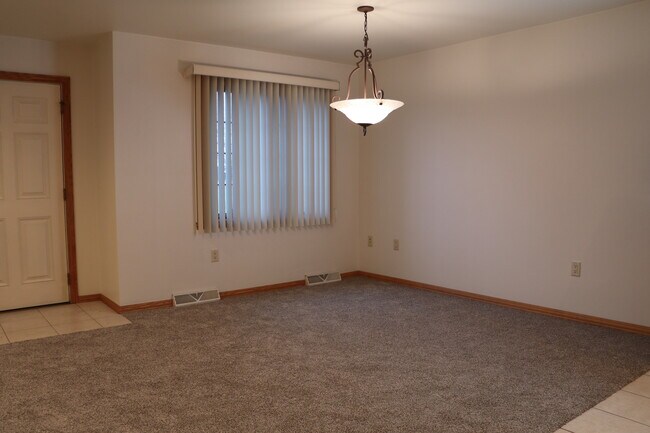 Dinette - 469 N 9th St