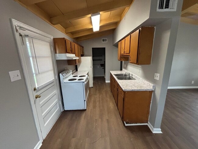 Photo - 214 Rugby Rd