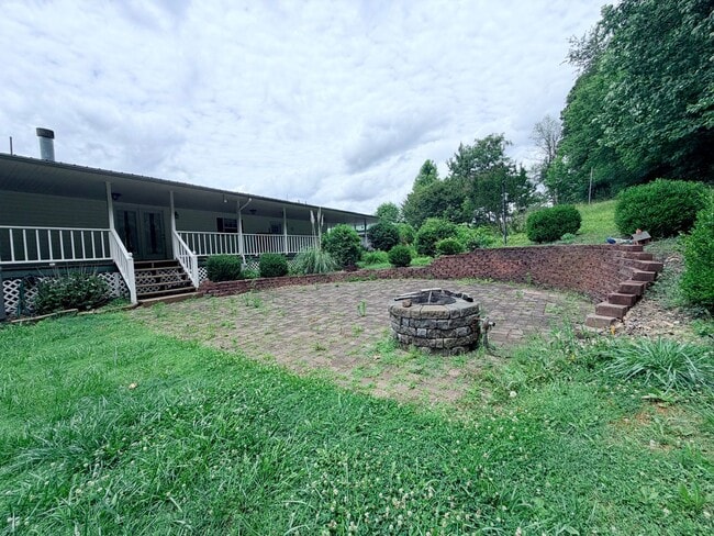 Building Photo - Secluded 3-Bedroom with Wrap-Around Porch -- Jonesborough
