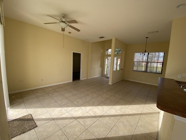 Photo - 404 Cinnamon Dr