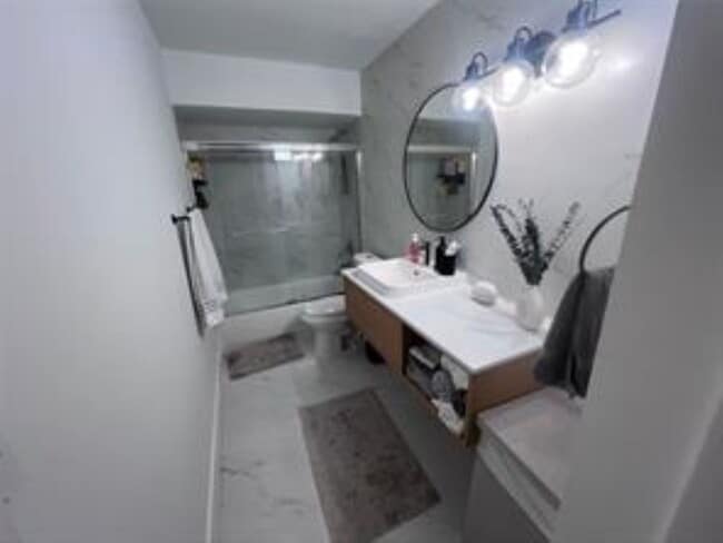 Building Photo - 2970 NE 16th Ave Unit 111