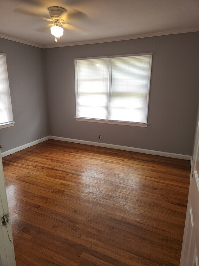 Photo - 1176 Newberg Ave