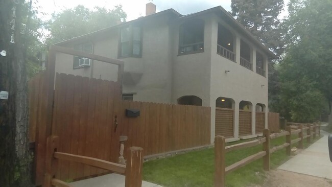 Keyed gated entry - 3143 W Pikes Peak Ave Apartamentos Unidad 3