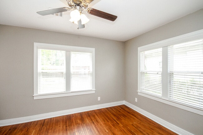 Photo - Charming Duplex 1/1 Duplex With Storage!