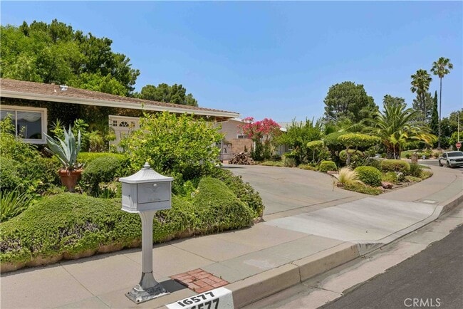 Building Photo - 16577 Knollwood Dr Unit 16577-16575 Rental