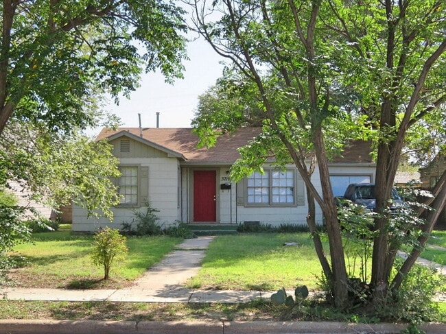 Building Photo - House Located Near Maxey Park, Medical Dis...