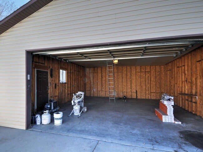 Photo - 3 Bedroom House with 2 Car Garage/Workshop