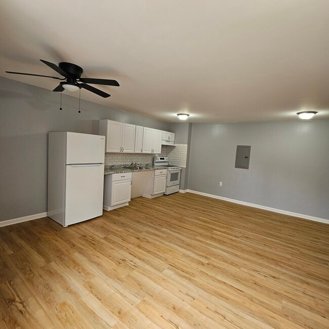 Photo - 429 E 9th St