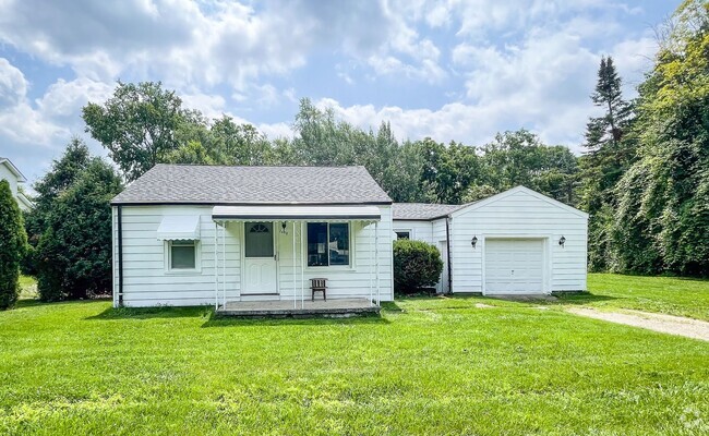 Building Photo - Nice 2bd / 1 ba house with attached garage...