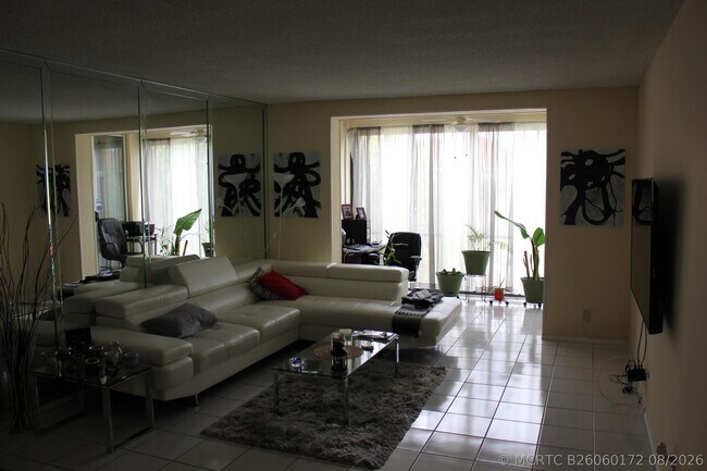 3660 Inverrary Dr Unit 3V
