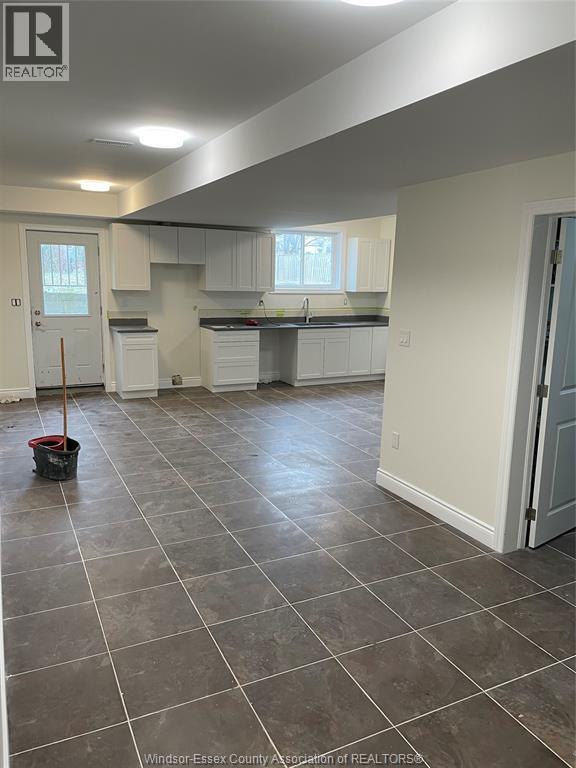 Photo - 720 Grand Marais Rd E