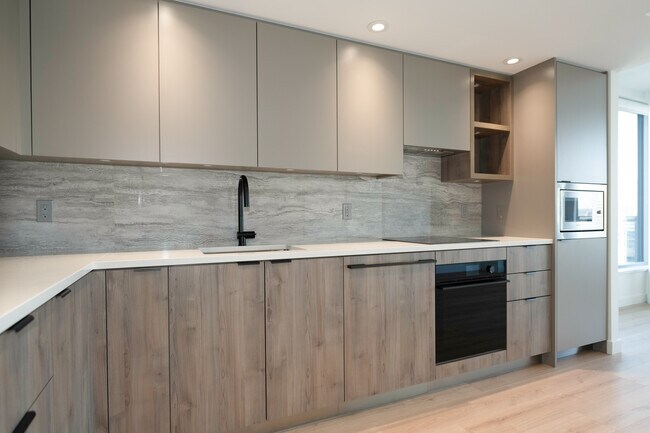 Photo - 512-755 Harbourside Unité 512