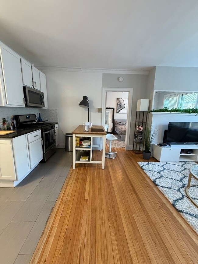 Photo - 627 W Roscoe St Unit B3