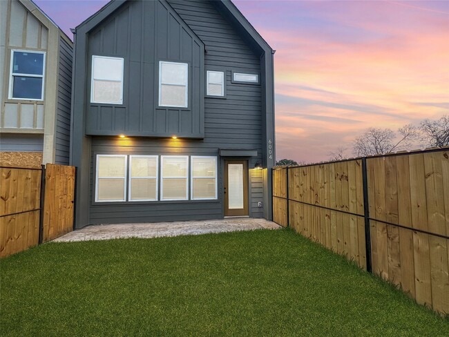 Building Photo - 6004 Bacher St