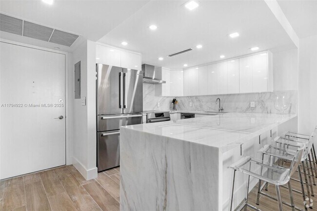 Building Photo - 5701 Collins Ave Unit 1707 Rental