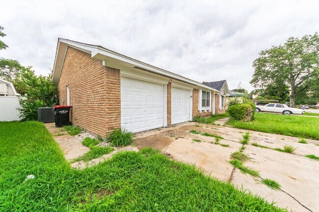 Photo - 700 Meadowglen Dr