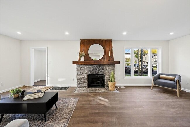 Photo - 127 W Warrington Rd