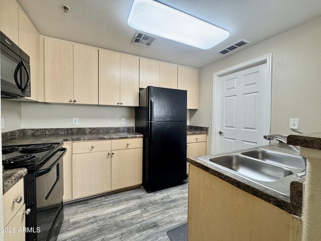 Building Photo - 18416 N Cave Creek Rd Unit 2033