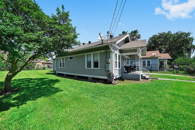 Photo - 325 N Sidney St