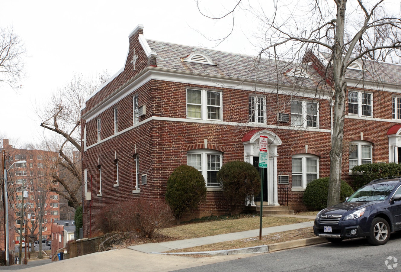 Foto principal - 4025 Davis Pl NW