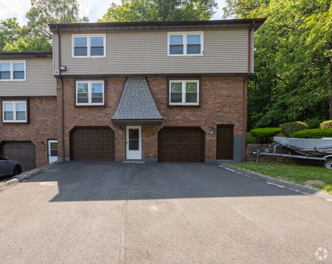 Building Photo - 74 Nutmeg Dr Unit C Rental