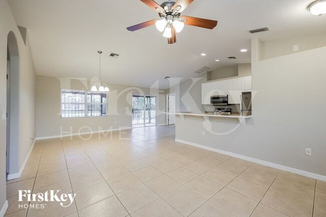 Photo - 652 Keller St E