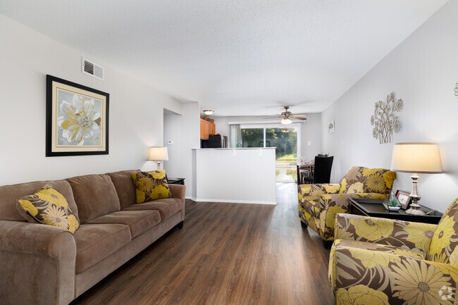 2BR, 2BA - 875SF - Living room