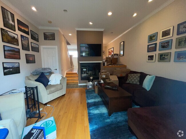 Building Photo - 3-bed, 2-bath GIANT townhouse + GARAGE, BA...