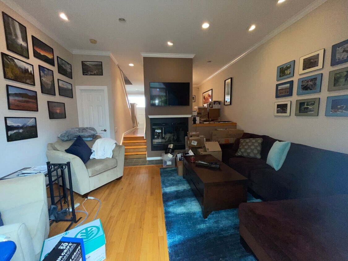 3-bed, 2-bath GIANT townhouse + GARAGE, BA... - 3-bed, 2-bath GIANT townhouse + GARAGE, BA...