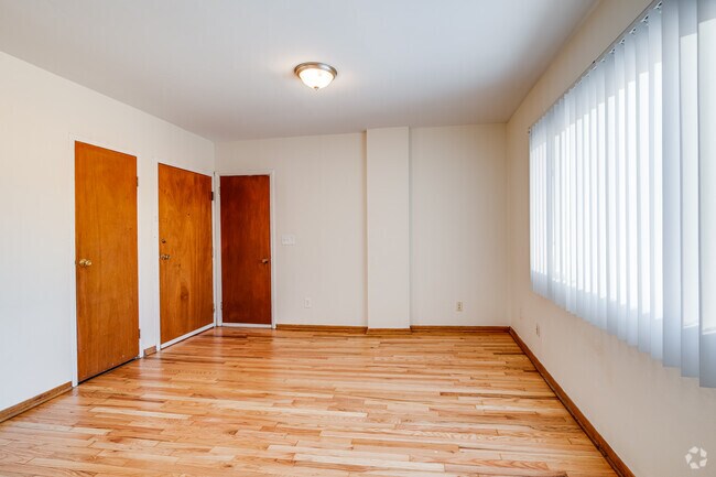 1917 Colfax Ave S - 1BR, 1BA - 550SF - Living Room