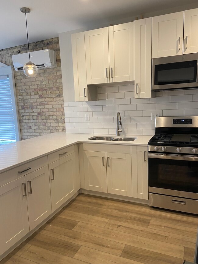 Building Photo - 748 Fulton St W Unit 3