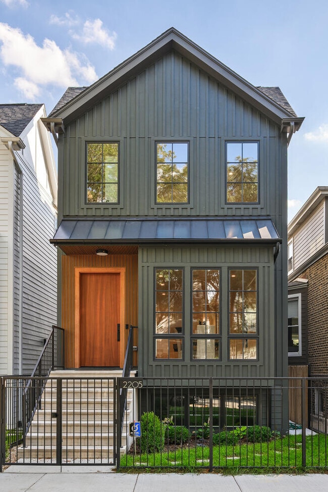 Building Photo - 2205 W Huron St Rental