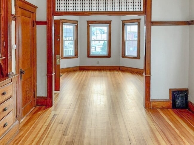 Building Photo - 8 Wyvern St Unit 2