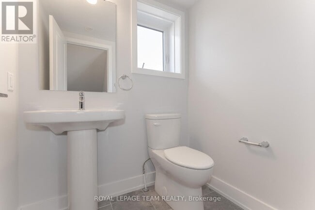 Photo - 748 Kinstead Private