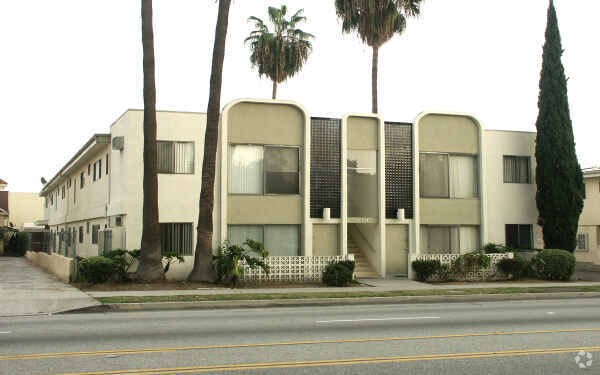 Photo - 414 N Los Robles Ave Apartments