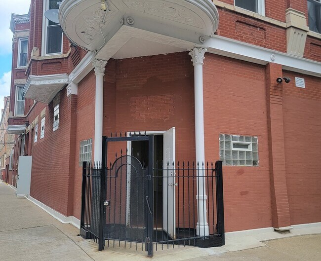 Building Photo - 1341 N Washtenaw Ave Unit 1F Rental