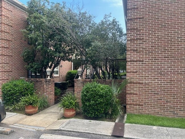 Building Photo - 5516 Lakeshore Dr Unit 5516 Lakeshore Road Apt. 716