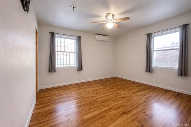 Photo - 76-30 172nd St