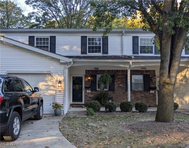 Building Photo - 14 E Carriage Dr