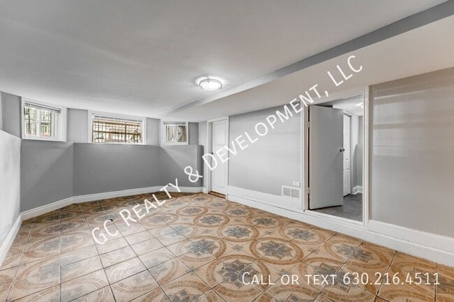 Photo - 2519 N Hamlin Ave Unit B